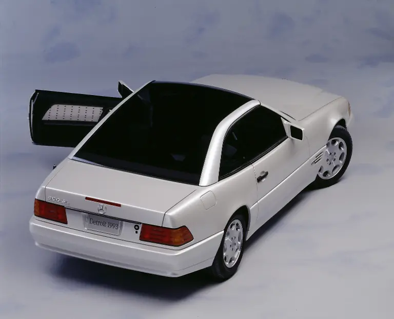 12-Ein-Roadster-mit-revolutionarem-Panorama-Glasdach-Quelle-Mercedes-Benz-Classic-Archive