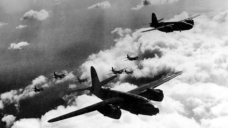 Der Bombenkrieg in Europa kostet rund 600.000 Menschen das Leben.