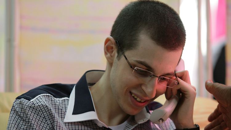 Gilad Schalit telefoniert mit seinen Eltern.