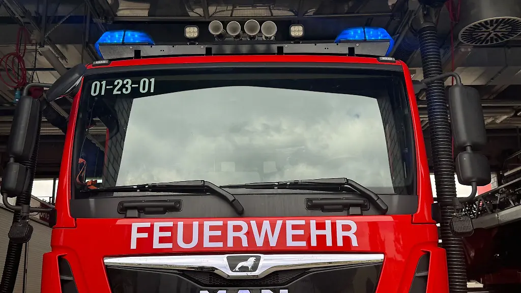 Feuerwehr-im-Einsatz-Bei-Petersberg-musste-ein-Maehdrescher-geloescht-werden
