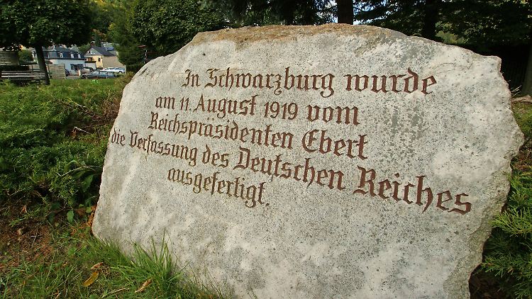 Ein Gedenkstein erinnert im thüringischen Schwarzburg an die Unterzeichnung der Weimarer Verfassung durch den damaligen Reichspräsidenten Friedrich Ebert am 11. August 1919.
