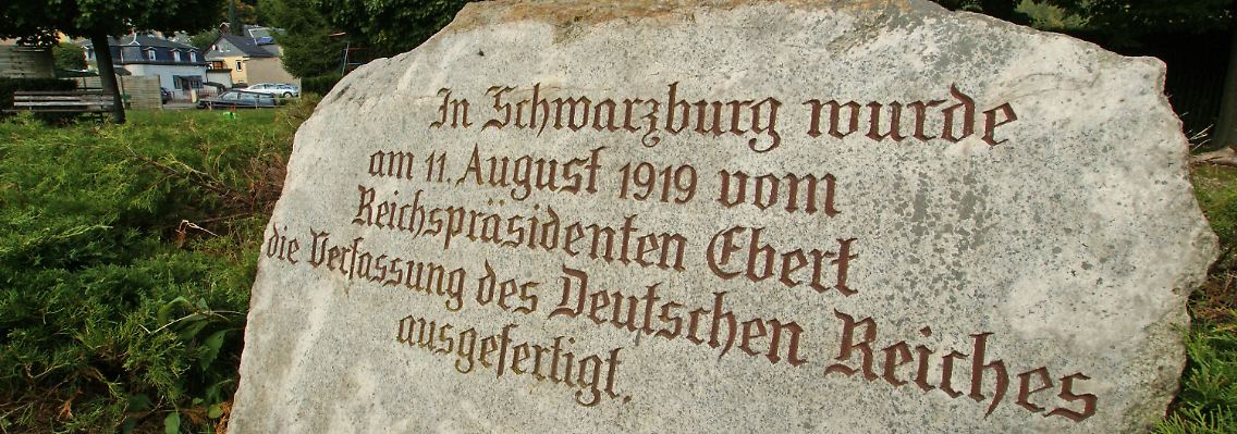 Ein Gedenkstein erinnert im thüringischen Schwarzburg an die Unterzeichnung der Weimarer Verfassung durch den damaligen Reichspräsidenten Friedrich Ebert am 11. August 1919.