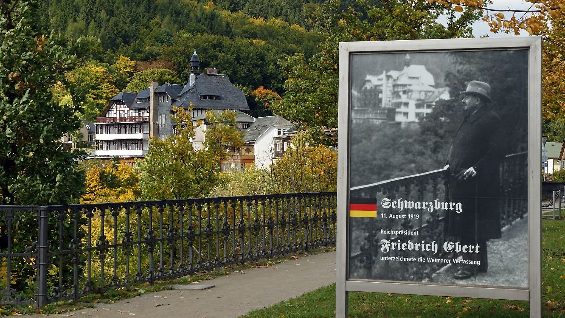 Ein zeitgenössisches Foto zeigt Friedrich Ebert, der vor fast 90 Jahren an gleicher Stelle einen Blick über das Schwarzatal wirft.