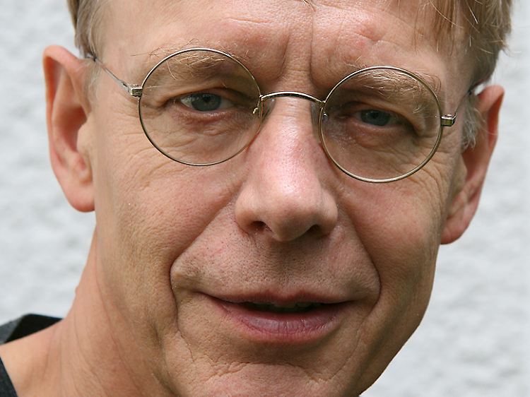 Dieter Rucht ist emeritierter Professor für Soziologie und ehemaliger Leiter der Forschungsgruppe "Zivilgesellschaft, Citizenship und politische Mobilisierung in Europa". Soziale Bewegungen zählen zu seinen Forschungsgebieten.