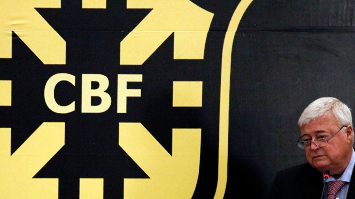 Ricardo Teixeira hatte als brasilianischer Verbandspräsident und WM-Organisationschef einen Vertrag mit sich selbst geschlossen, der ihm die Hälfte der WM-Gewinne garantierte, aber keine Beteiligung an möglichen Verlusten. Inzwischen wurde der Vertrag gelöst.