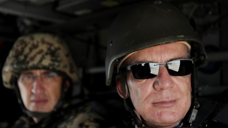 Verteidigungsminister de Maizière macht sich ein Bild seiner Truppen.