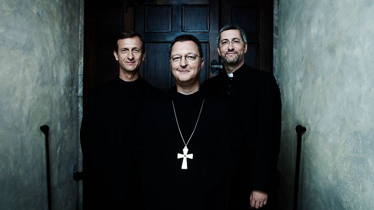 Das Musik-Trio die Priester singen gegen Schmerzen im Leben.