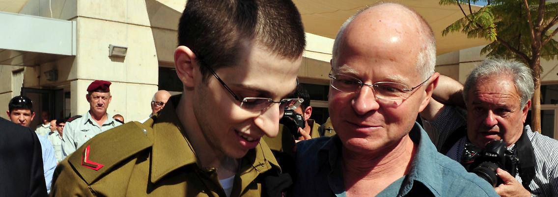 Gilad Schalit nach seiner Rückkehr mit seinem Vater Noam.