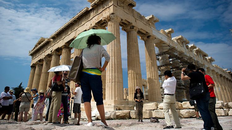 Touristen am Parthenon-Tempel auf der Akropolis in Athen im Juni 2011.