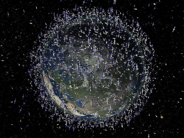 Umgeben von Schrott: unser Planet Erde.