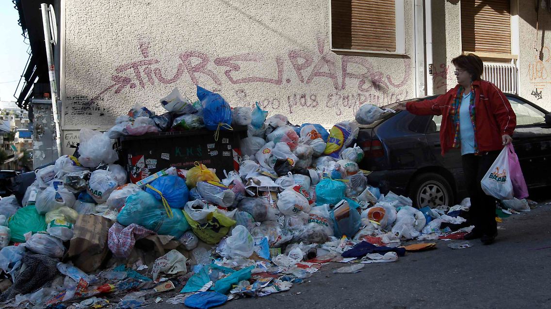 2011-10-18T092556Z_01_ATH02_RTRMDNP_3_GREECE.JPG5273915716965210066.jpg