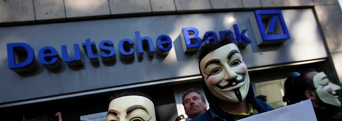 Demonstranten protestieren vor einer Filiale der Deutschen Bank in Köln.