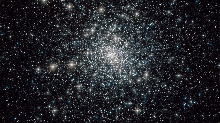 Die Hubble-Aufnahme zeigt "Blaue Nachzügler" im Kugelsternhaufen Messier 30 des Sternbildes Steinbock.