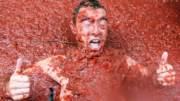Spanien bekommt die volle Packung. Ein Grund zum Feiern, wie für diesen jungen "Tomatenkämpfer" bei einer der traditionellen jährlichen Tomatenschlachten, ist das nicht.