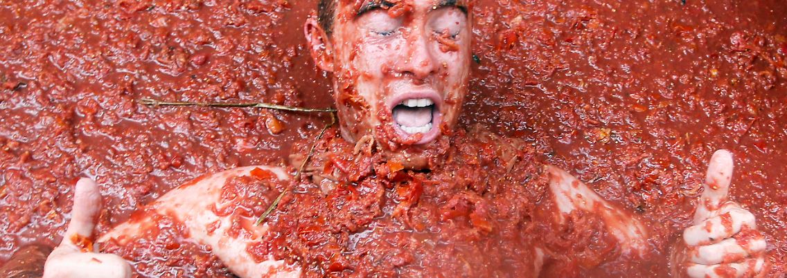 Spanien bekommt die volle Packung. Ein Grund zum Feiern, wie für diesen jungen "Tomatenkämpfer" bei einer der traditionellen jährlichen Tomatenschlachten, ist das nicht.