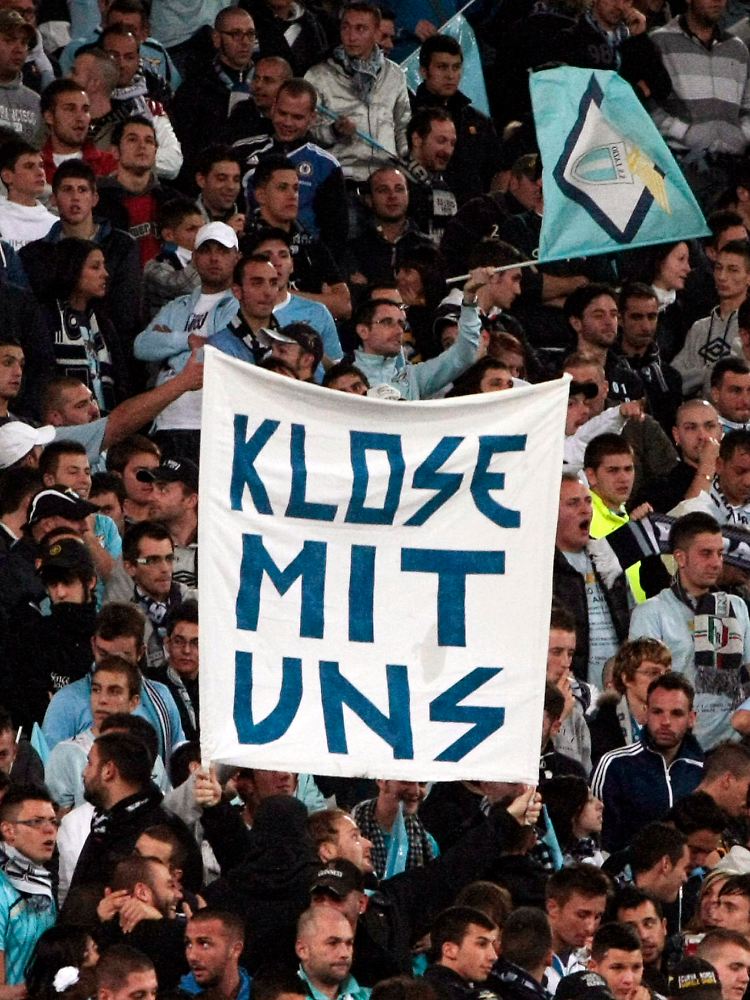 Mit diesem Banner feierten faschistische Lazio-Fans beim römischen Stadtderby ihre Gesinnung und Miroslav Klose.