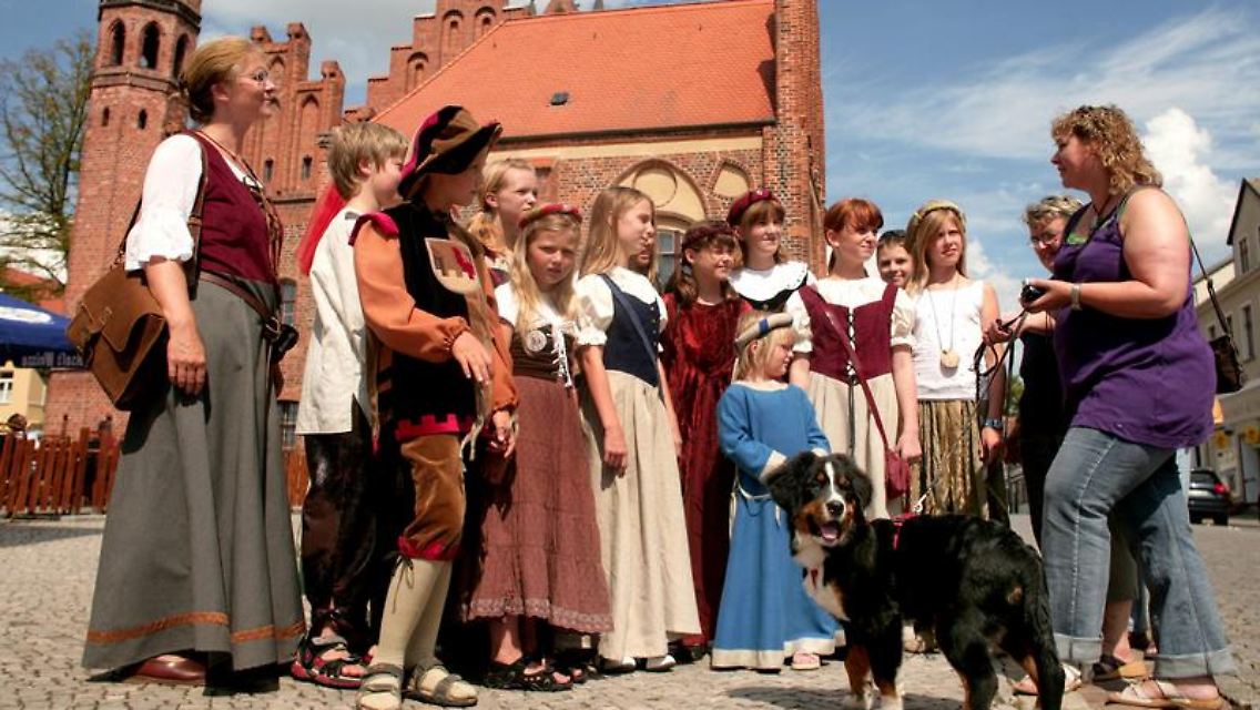 Kinderstadtführer in historischen Kostümen in der altmärkischen Stadt Tangermünde.