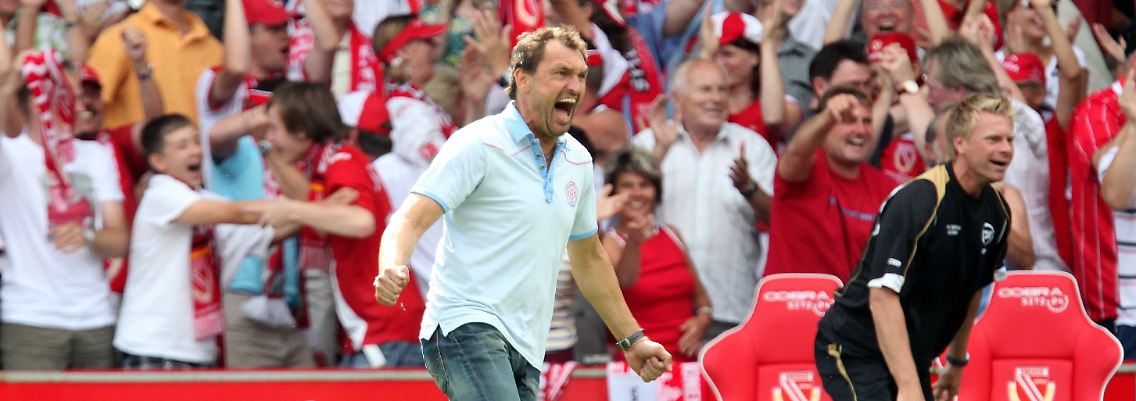 Dabei lief es gut: Claus- Dieter Wollitz beim Sieg gegen Augsburg.