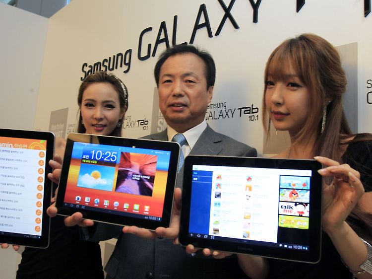 Samsungs Mobilfunk-Chef Shin Jong-kyun mit dem Galaxy Tab 10.1, das im Zentrum des Patentkriegs mit Apple steht.