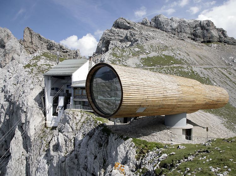 Naturerlebniszentrum "Bergwelt Karwendel" (r) neben der Bergstation der Karwendelbahn.