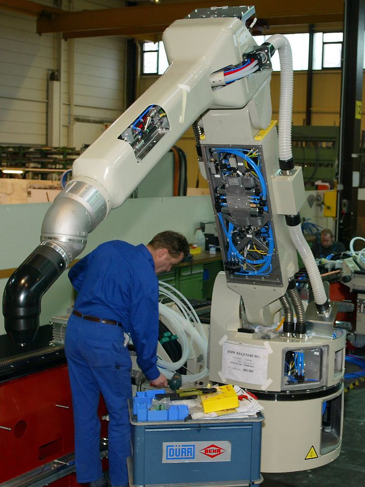 Ein Mitarbeiter arbeitet im Werk Bietigheim-Bissingen an einem Dürr-Ecopaint-Lackierroboter.