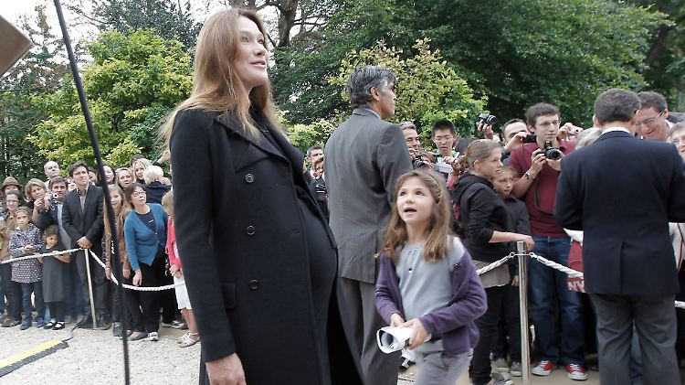 Carla Bruni-Sarkozy mjit rundem Bauch (Bild vom 17. September).