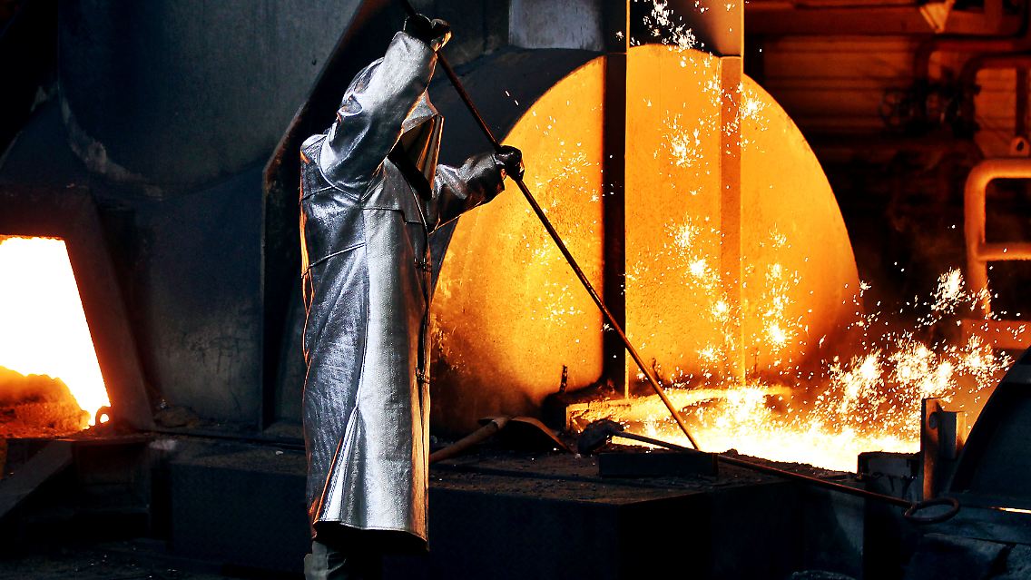Ein Mitarbeiter von Thyssenkrupp zieht im Duisburger Stahlwerk eine Probe.