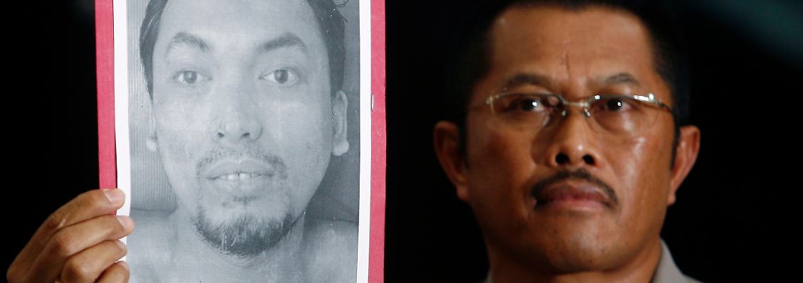 Statt Noordin Mohammed Top starb dieser Mann: Polizeichef Nana Sukarna zeigt den getöteten Ibrahim.