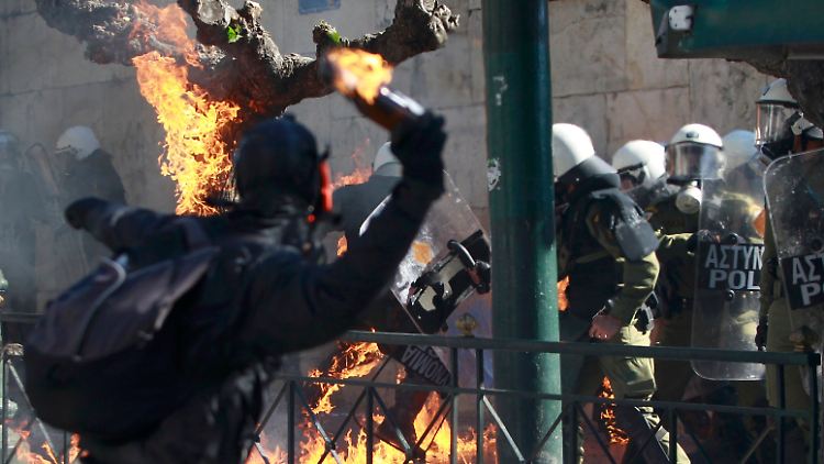 2011-10-19T142258Z_01_YH18_RTRMDNP_3_GREECE-CLASHES.JPG7773765666510932884.jpg