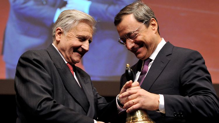 Übergabe der Glocke: Jean-Claude Trichet (links) mit seinem Nachfolger Mario Draghi.