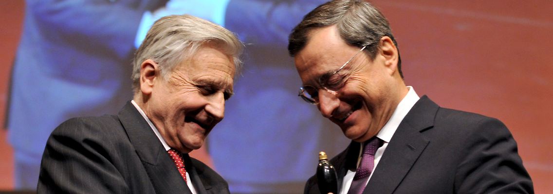 Übergabe der Glocke: Jean-Claude Trichet (links) mit seinem Nachfolger Mario Draghi.