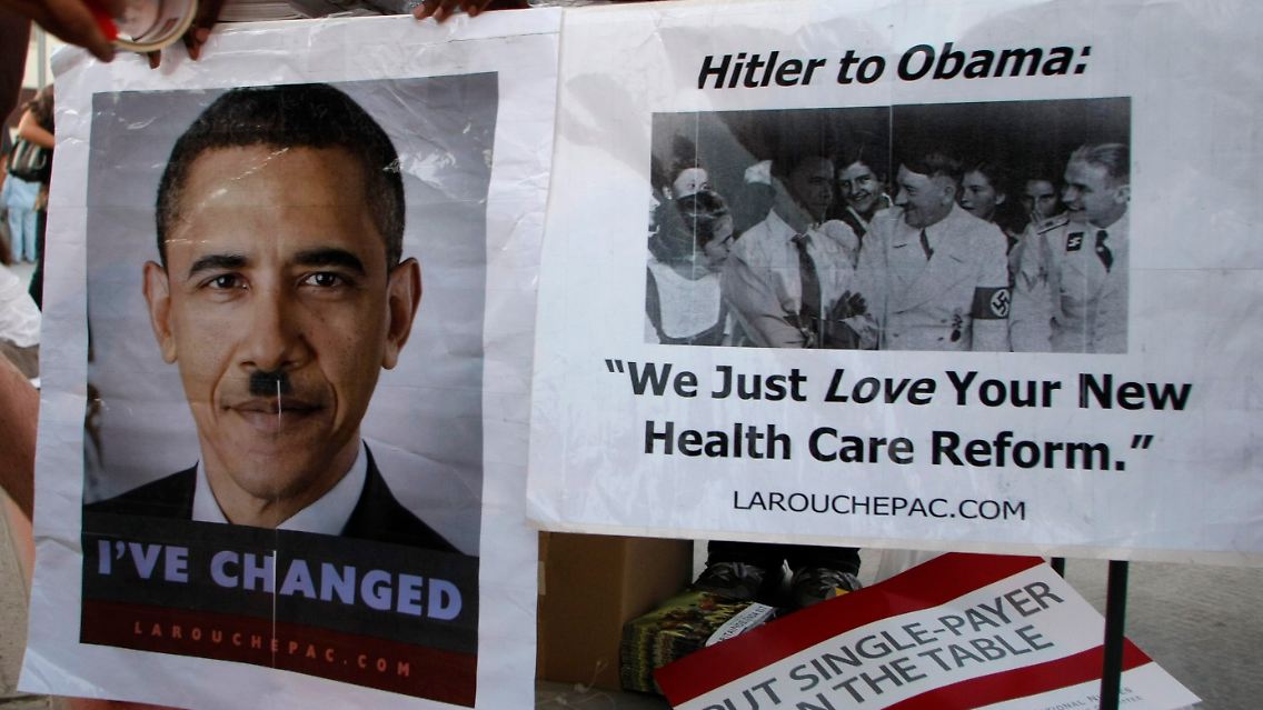 Jenseits aller Sachlichkeit: Demonstranten vergleichen Obama mit Hitler, weil seine Gesundheitsreform angeblich aus Nazi-Deutschland stamme.