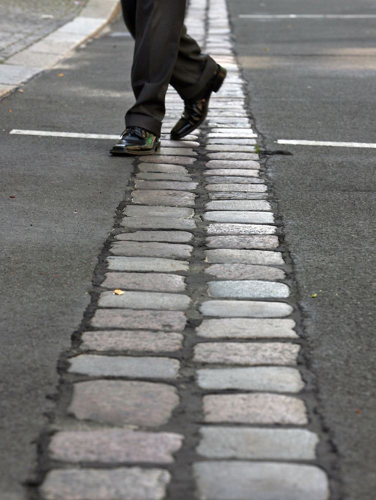 In Berlin erinnert eine Pflastersteinreihe an den ehemaligen Verlauf der Mauer.