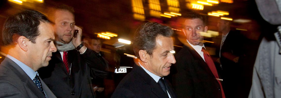 Blitzbesuch in Frankfurt: Frankreichs Präsident Sarkozy eilt zu Kanzlerin Merkel, um über Differenzen bei der Euro-Rettung zu reden.