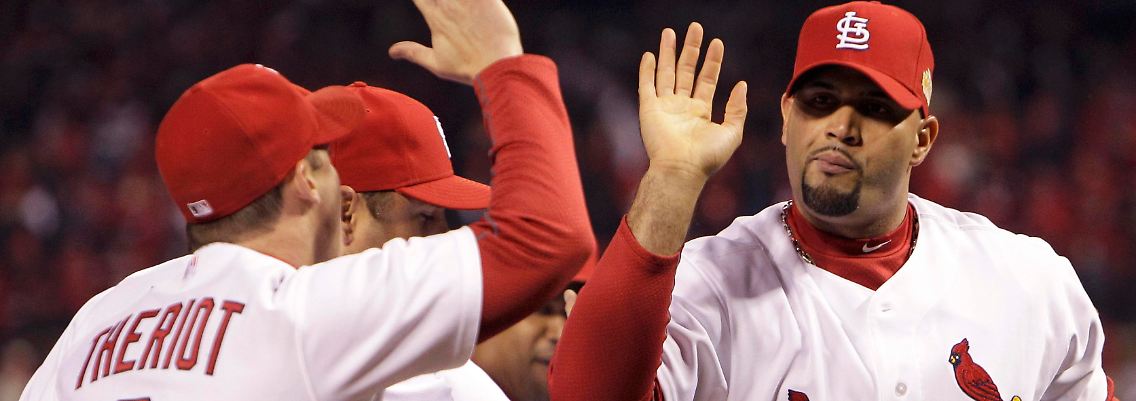 Gib mir fünf: Albert Pujols, rechts, und seine Kollegen der St. Louis Cardinals liegen gegen die Texas Rangers in Führung.