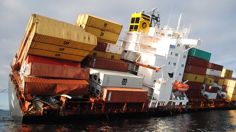 Mehrere Container sind bereits von Bord gegangen.