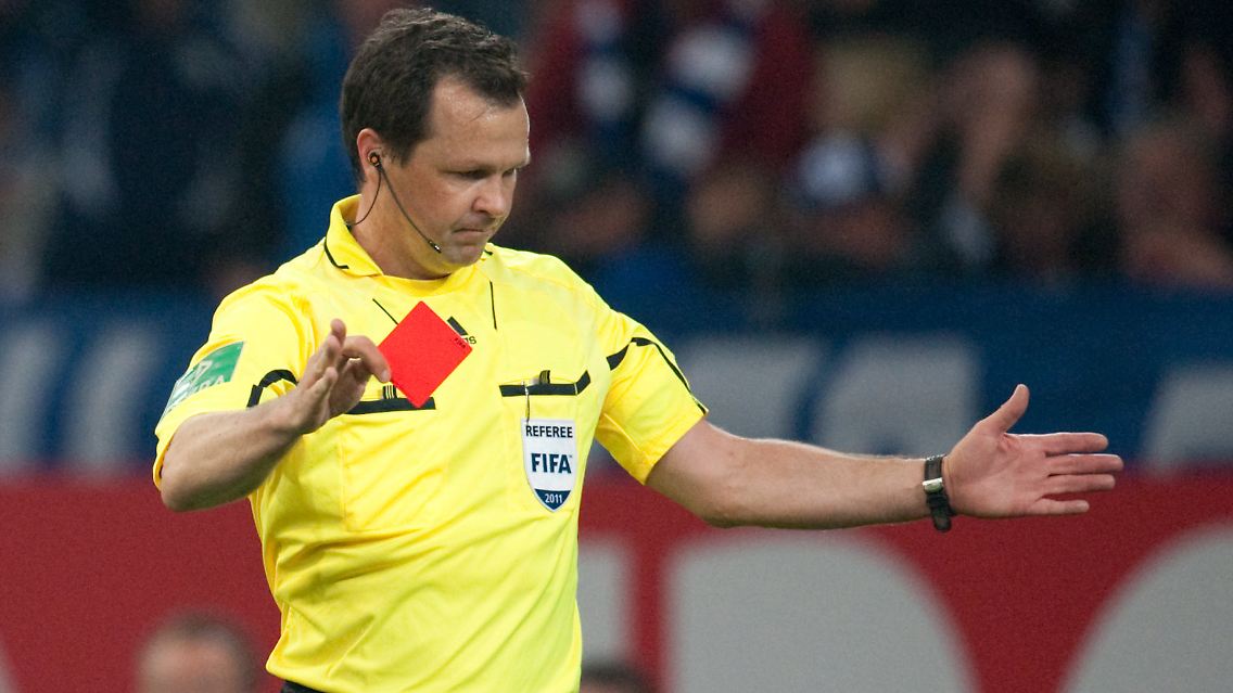 Und tschüss: Schiedsrichter Peter Sippel hat gerade den Schalker Torhüter Ralf Fährmann des Feldes verwiesen. Und Elfmeter für den 1. FC Kaiserslautern gibts auch.