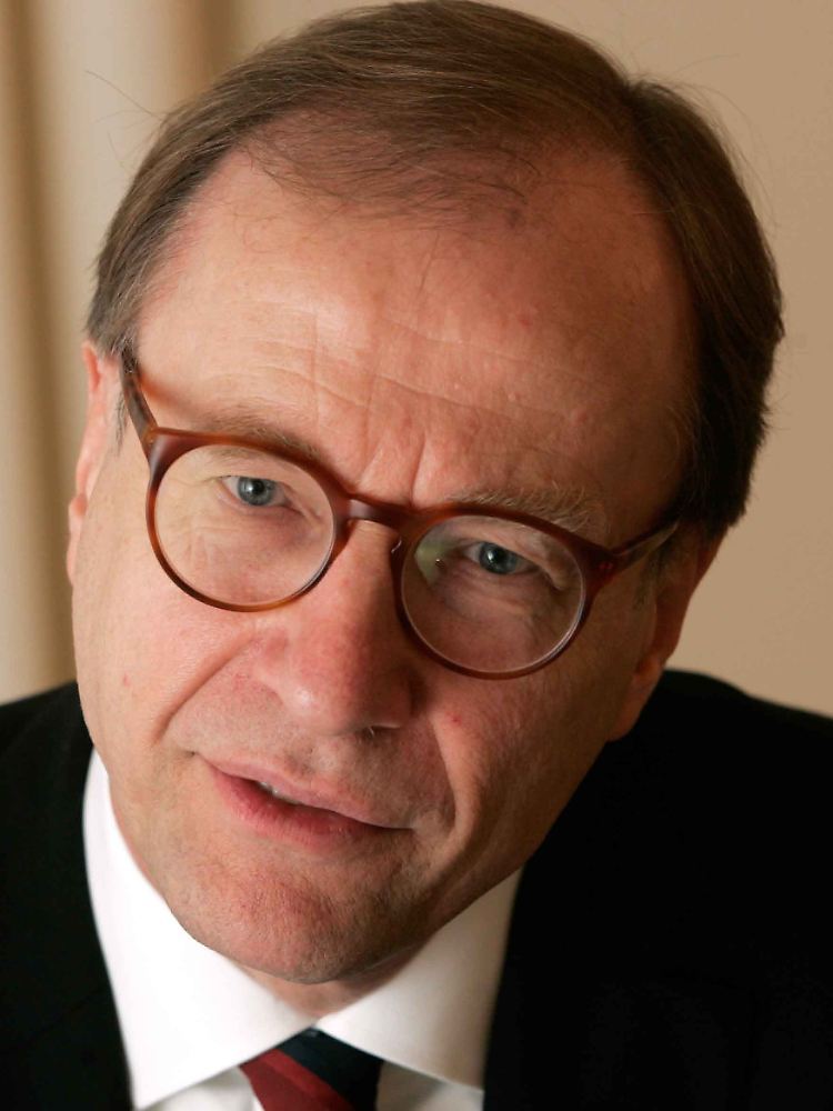 Joachim Jens Hesse ist Vorsitzender des Internationalen Institutes für Staats- und Europawissenschaften und Professor für Politikwissenschaften an der Freien Universität Berlin.