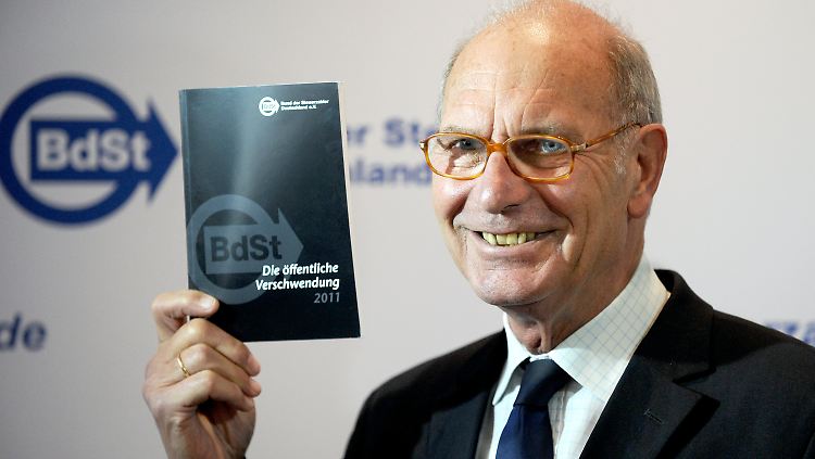 Alle Jahre wieder stellt BdSt-Präsident Dräke neue Verschwenungs-Fälle vor.