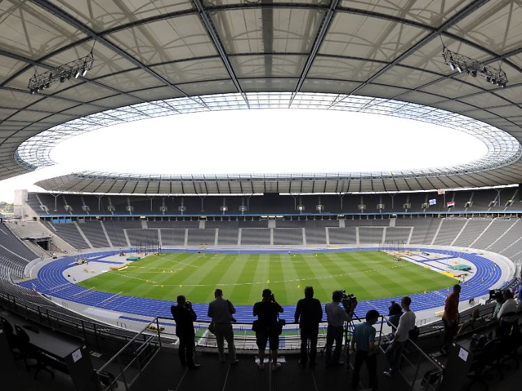 Das Berliner Olympiastadion bietet 74.500 Menschen Sitzplätze.