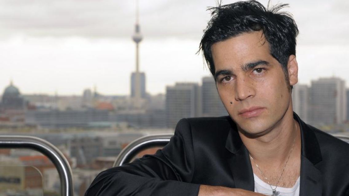 Melancholie im Blick, Gitarre im Arm: Aviv Geffen in Berlin.