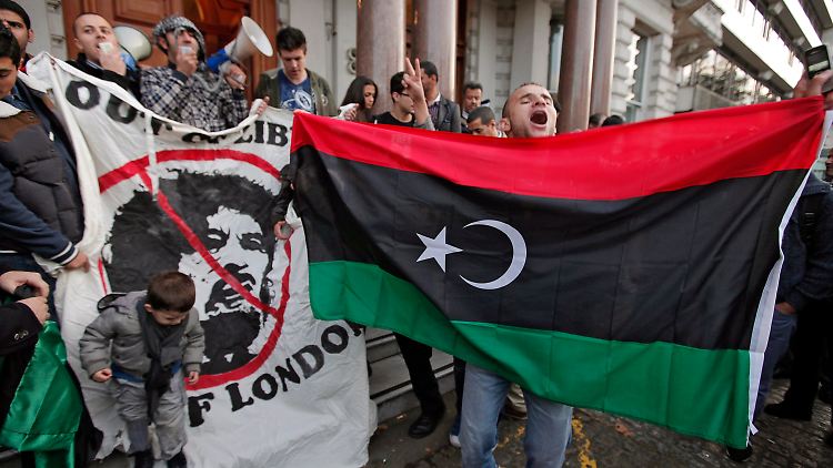 Vor der libyschen Botschaft in London jubeln Exil-Libyer über die Todesnachricht.