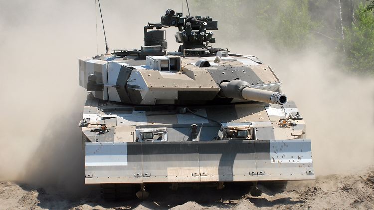 Ein Leopard-2-Kampfpanzer auf einem Testgelände.
