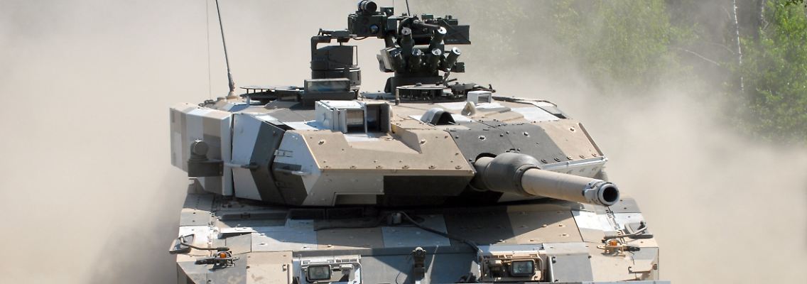 Ein Leopard-2-Kampfpanzer auf einem Testgelände.