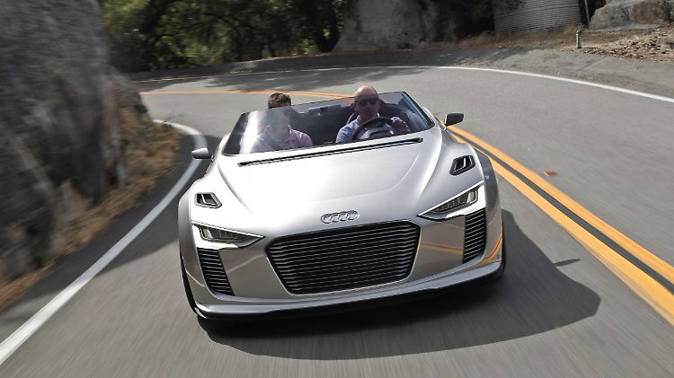 Erstmals vorgestellt wurde die Studie des Audi e-tron Spyder auf dem Automobilsalon Paris 2010.