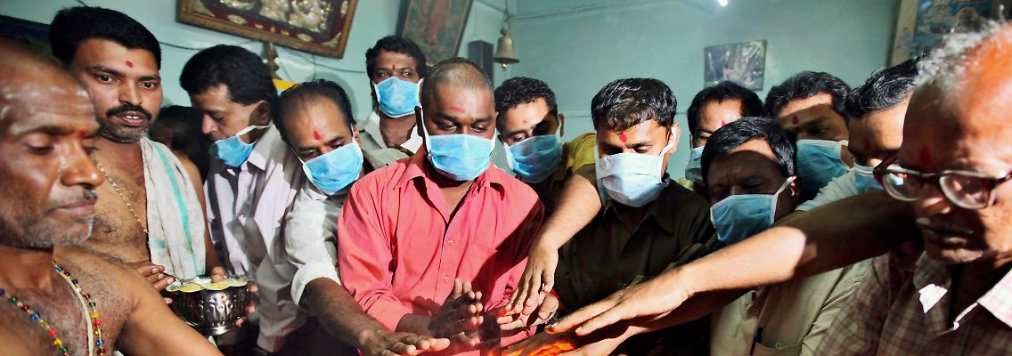 Im indischen Bangalore bitten Hindus ihren Gott Shiva um Schutz vor der Schweinegrippe.
