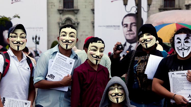 Menschen mit Anonymous-Masken posieren am Tag der Revolution in Guatemala.