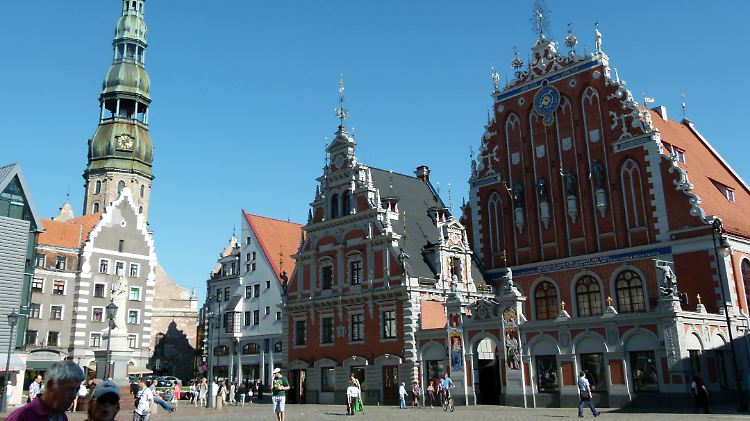 Die Altstadt von Riga wird von vielen geschichtsträchtigen Gebäuden wie dem Schwarzhäupterhaus (rechts) geprägt - daneben verteilen sich rund 800 Jugendstilbauten über das gesamte Stadtzentrum. 