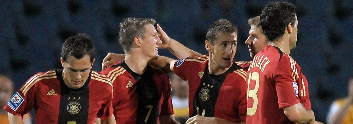 Marcel Schäfer (l-r), Bastian Schweinsteiger, Miroslav Klose, Thomas Hitzlsperger und Michael Ballack jubeln nach dem Treffer zum 1:0.