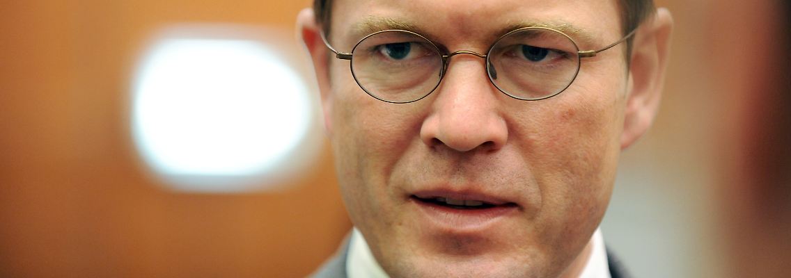 Nach der scharfen Kritik am Vorgehen von Wirtschaftsminister zu Guttenberg ist eine Debatte über externe Zuarbeit entbrannt.